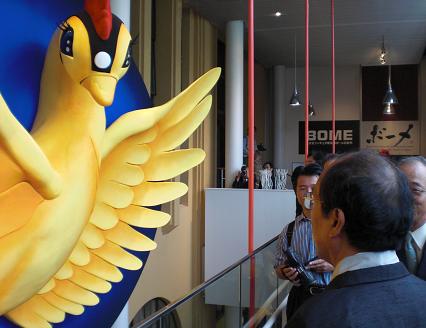 京都国際マンガミュージアム」に翼幅11メートルの「火の鳥」が