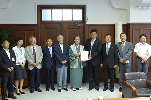 岡田山の撤去が始まります　大岩街道周辺地域の良好な環境づくりに向けて　平山社長らがご来庁