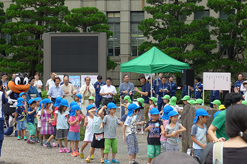 おいしい水道水を届けます！　市役所前「こども夢広場」に水飲み場がオープン