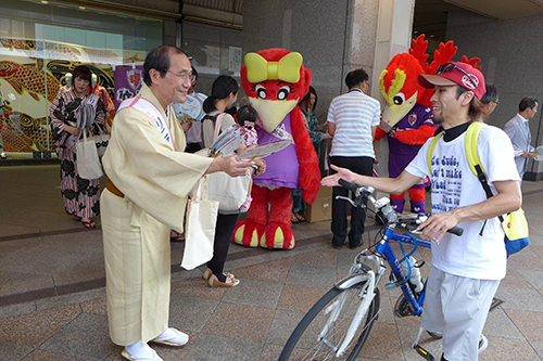 祇園祭「ゆかた」姿でクールビス　リニア京都誘致ＰＲ