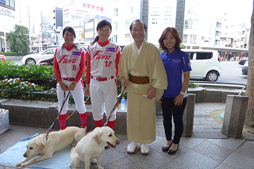 盲導犬の募金活動　女子プロ野球「フローラ」小西選手らを激励