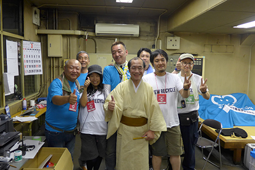 宵山多くの人で賑わう中で、１０００名もの「まち美化、祇園祭ごみゼロ大作戦」のメンバーが大活躍！　激励に周りました。　数年前は道路にごみがたくさん捨てられていましたが、随分美しくなりました。献身的な活動に頭が下がります