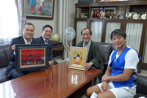 画家の大杉 真司さんから中国・揚州市へ贈る絵画をいただきました