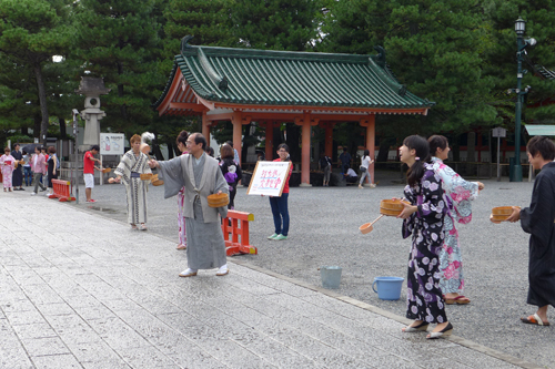 「涼」を呼ぶ　京都学生祭典実行委員会と皆さんと平安神宮前で一緒に打ち水