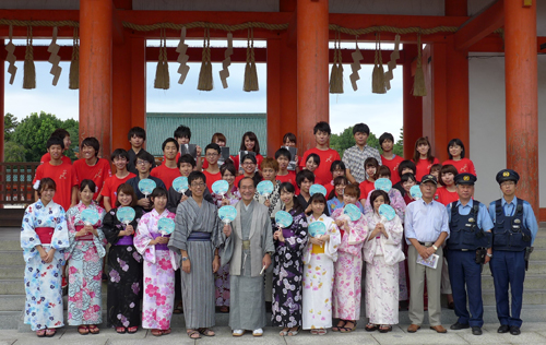 「涼」を呼ぶ　京都学生祭典実行委員会と皆さんと平安神宮前で一緒に打ち水