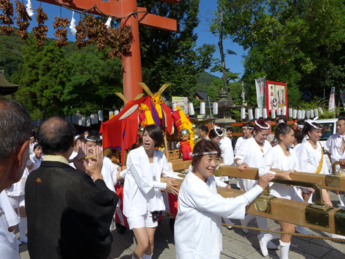 松尾大社八朔祭を拝見　女神輿やまぶき会の皆さんに元気をいただきました