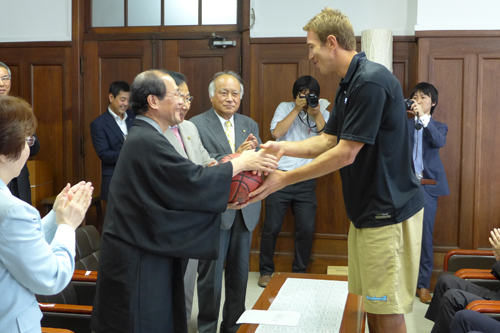 更なる躍進を期待　シーズン開幕！　ハンナリーズアリーナの選手の皆さんがご来庁