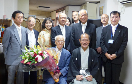 これからもお元気で！　１００歳を迎えられた皆さんをお祝いさせていただきました