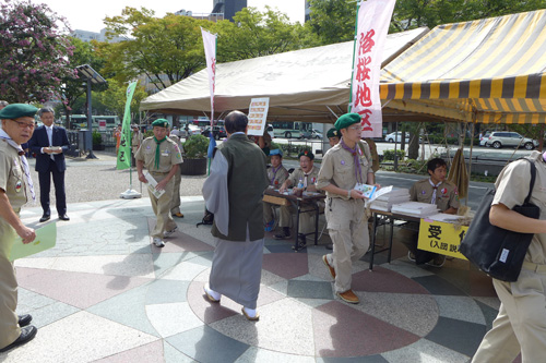 市役所前広場にボーイスカウトのメンバーが大集結！ 「スカウトの日」 来年は１００周年