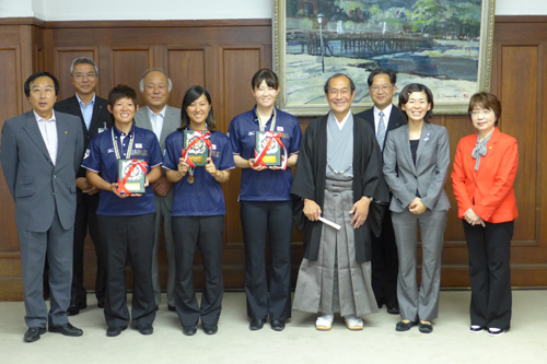 祝！４連覇おめでとうございます！ 女子野球ワールドカップ日本代表　中村選手、三浦選手、矢野選手にスポーツ栄誉賞を贈呈