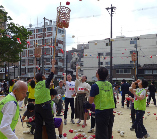 運動会日和に玉入れを　梅屋区民体育祭に参加