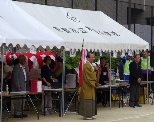 運動会日和に玉入れを　梅屋区民体育祭に参加