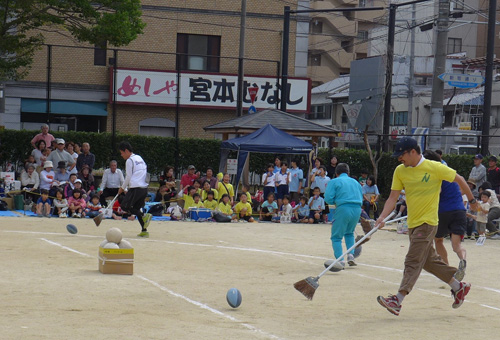 運動会日和に玉入れを　梅屋区民体育祭に参加