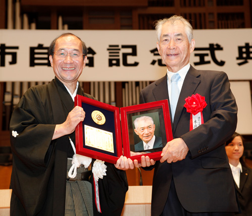 本庶 佑先生への特別功労賞をはじめ市政の発展にご尽力いただいた７２７名・３０１団体の方々を表彰　京都市自治記念式典