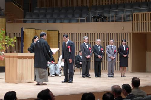 本庶 佑先生への特別功労賞をはじめ市政の発展にご尽力いただいた７２７名・３０１団体の方々を表彰　京都市自治記念式典