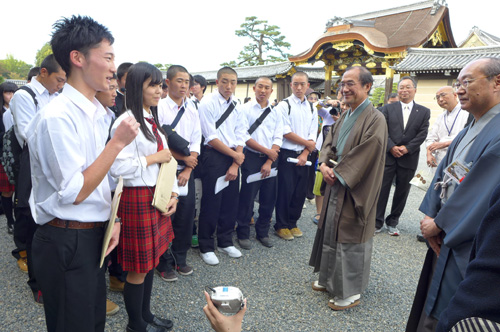 会津高校のみなさんと世界遺産・二条城で懇談　市民ぐるみの息の長い支援活動を決意