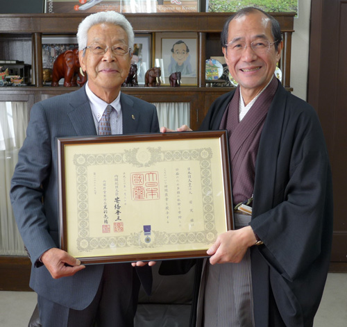 おめでとうございます　尚徳自治連合会　大岩会長が紺綬褒章をご受章