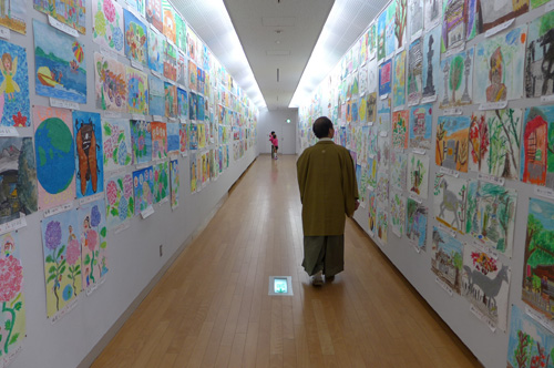 子どもたちのいきいきとした絵画に感動　全市子ども会自由画美術展