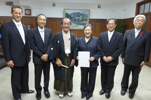 鈴木先生と彦惣先生に教育委員会委員・人事委員会委員の再任をお願いしました