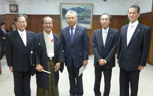 鈴木先生と彦惣先生に教育委員会委員・人事委員会委員の再任をお願いしました