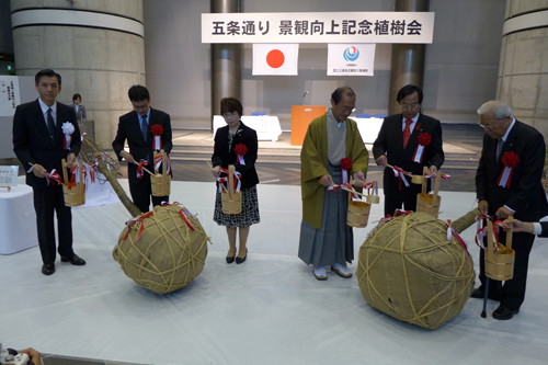 緑豊かなまちづくりへ　五条通の拡幅完了 景観向上記念植樹会