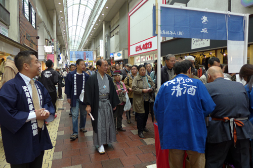 伏見大手筋商店街　蔵出し新酒が絶品！　「日本酒まつり」が初開催