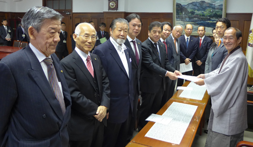 民主・都みらい市会議員団から来年度予算編成への要望書を頂戴しました