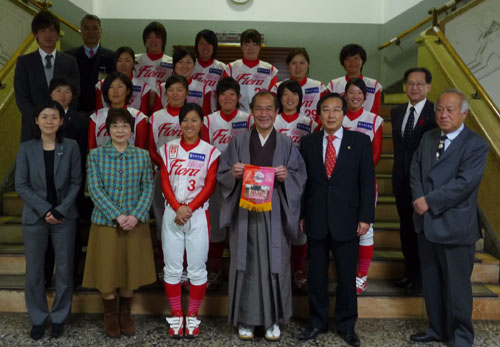 優勝おめでとうございます！　女子プロ野球チーム「フローラ」の皆さんがご来庁