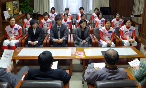 優勝おめでとうございます！　女子プロ野球チーム「フローラ」の皆さんがご来庁