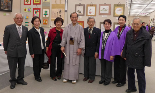 「すこやかクラブ京都連合会」の皆さんによる芸術作品をじっくり拝見