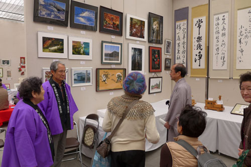 「すこやかクラブ京都連合会」の皆さんによる芸術作品をじっくり拝見