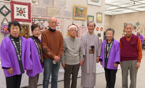 「すこやかクラブ京都連合会」の皆さんによる芸術作品をじっくり拝見