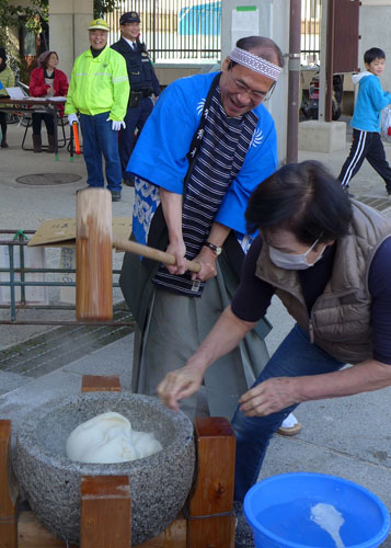 地域の交流の場　鏡山もちつき大会