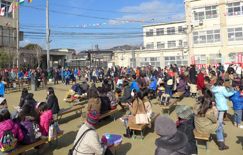 地域の交流の場　鏡山もちつき大会