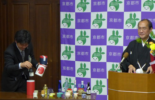 今年当初の記者会見　今年の抱負と政令指定都市初「子育てアプリ」の発信など３点をご報告　「華包み」が会場を彩ります