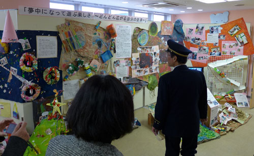 愛らしい作品にほっこり　京都市立幼稚園こども展を鑑賞