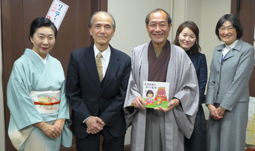 ひな人形を絵本に　安藤人形店 安藤桂甫・啓子ご夫妻がご来庁