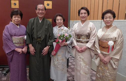 地域女性会 西脇 悦子 相談役　市教育功労者表彰受賞祝賀会　笹岡さんの華包みを贈呈