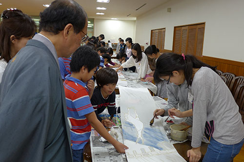 友禅作家 黒島 敏さんご指導の下　洛央小児童たちの友禅染作業を激励