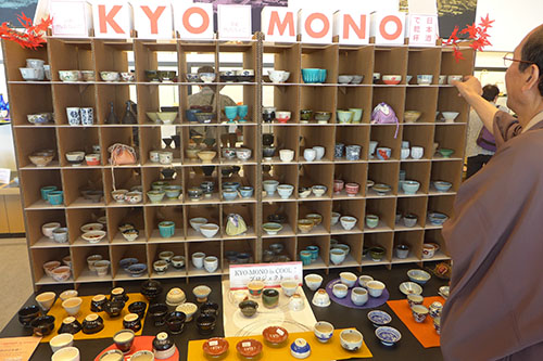京都が誇る伝統工芸品清水焼の大陶器市　清水焼の郷まつり　大変な賑わいです＠清水焼団地