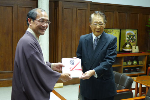 上田 英 様から山科区三条通「花の道づくり事業」へのご寄付をいただきました