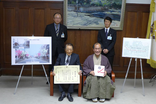 上田 英 様から山科区三条通「花の道づくり事業」へのご寄付をいただきました