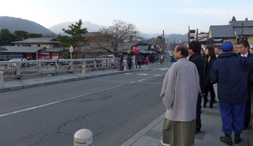 参議院予算員会視察団が渡月橋等をご視察