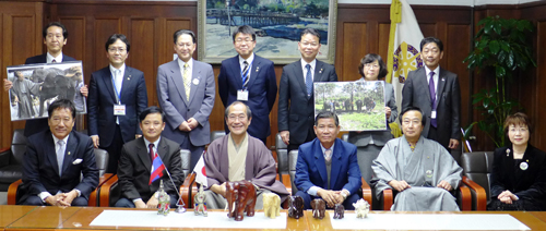 昨年４月のラオス訪問以来の再会　ラオス政府・大学関係者と懇談