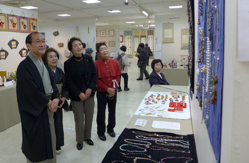 地域女性会チャリティバーゲン・作品展を訪問