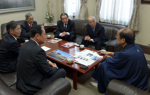 ５０周年で京北にサルスベリ等を植樹　北桑田ライオンズクラブの皆さんがご来庁