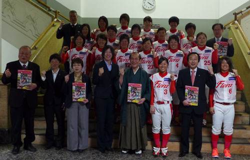 いよいよ開幕！　日本女子プロ野球「京都フローラ」の皆さんがご来庁
