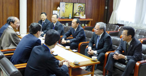 より一層の連携を誓う　京都府警　蓑田総務部長らと懇談