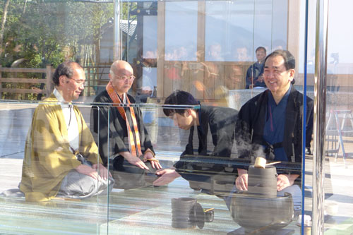 将軍塚青龍殿にガラスの茶室「光庵」！　デザインは吉岡 徳仁さん　太陽の下煌めく姿に感動
