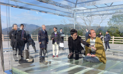 将軍塚青龍殿にガラスの茶室「光庵」！　デザインは吉岡 徳仁さん　太陽の下煌めく姿に感動